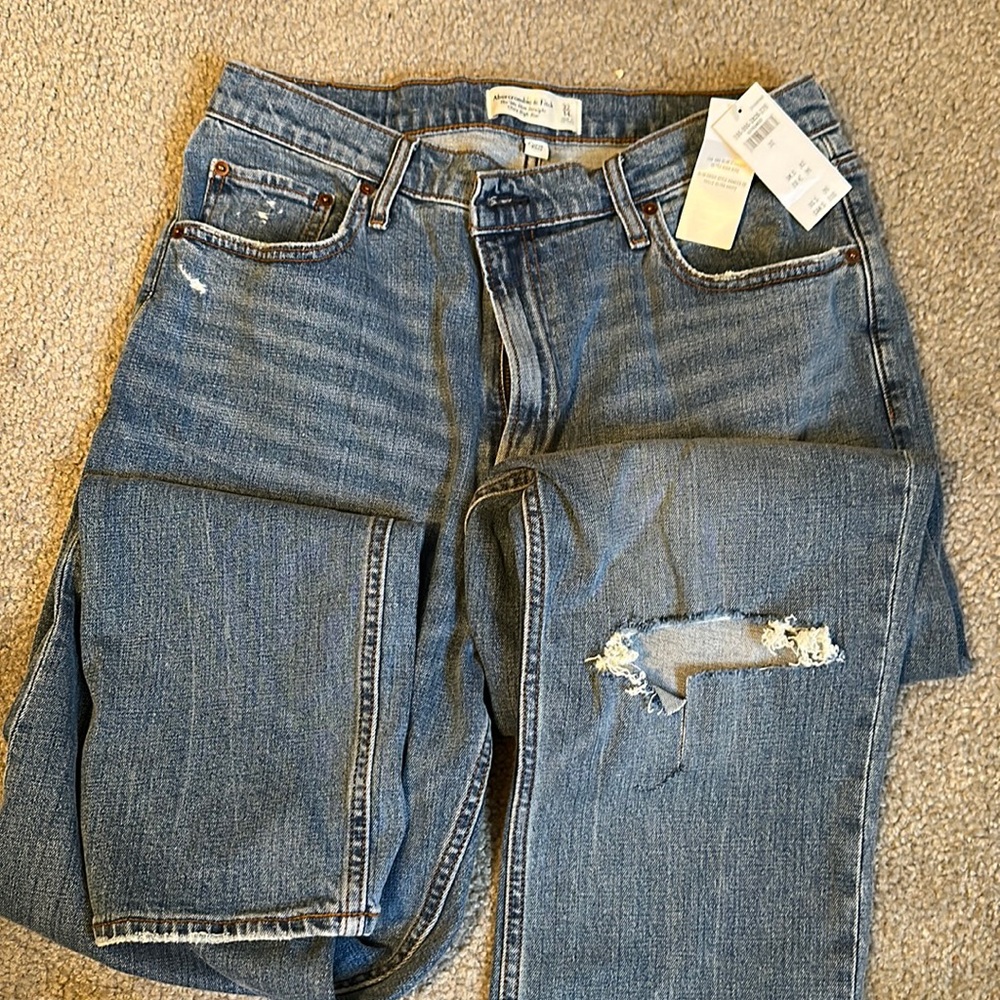 Abercrombie & fitch NWT 90s slim straight ultra high rise jeans!! Size 32/14